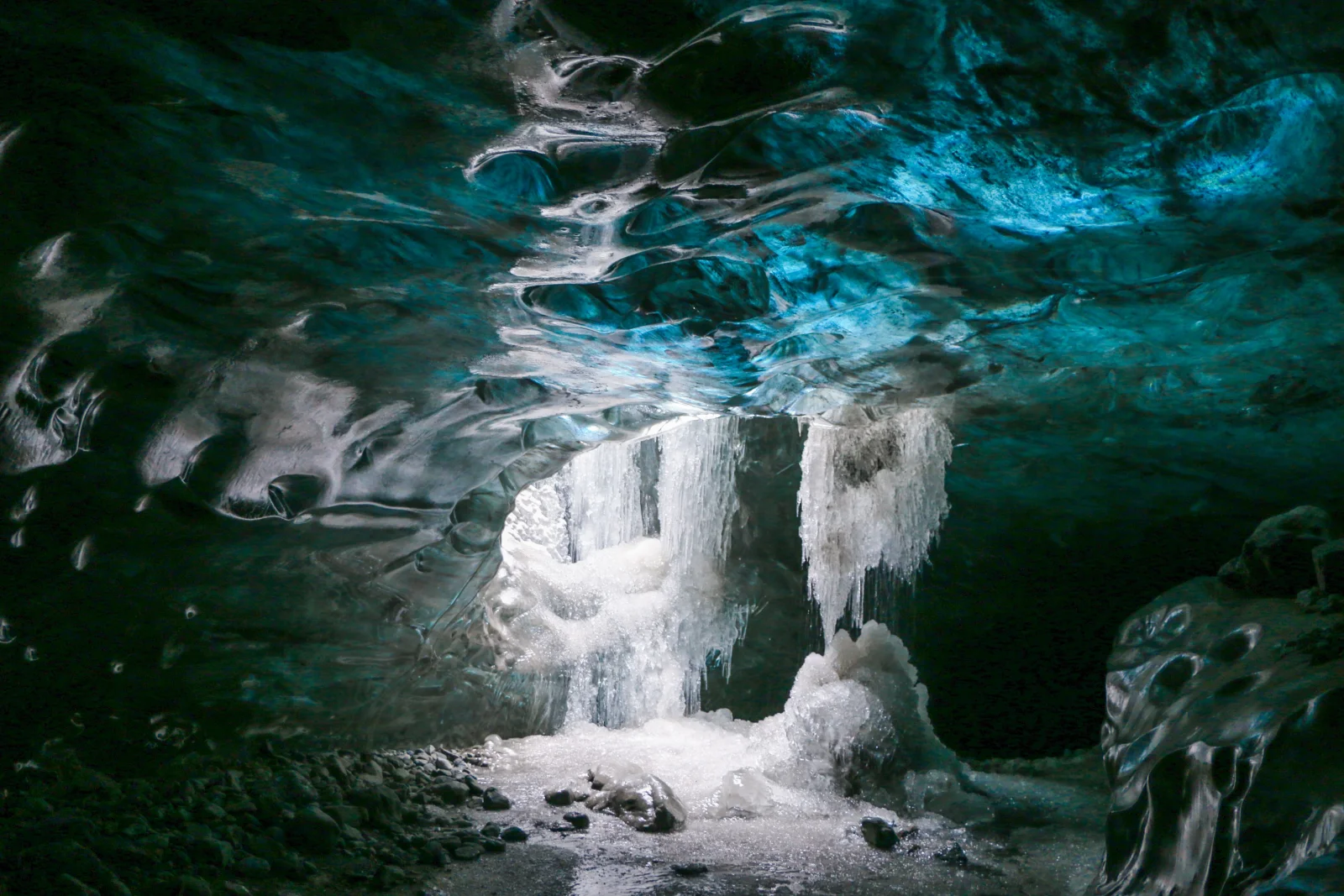 Dramatic rendering of an icy cave in Minecraft